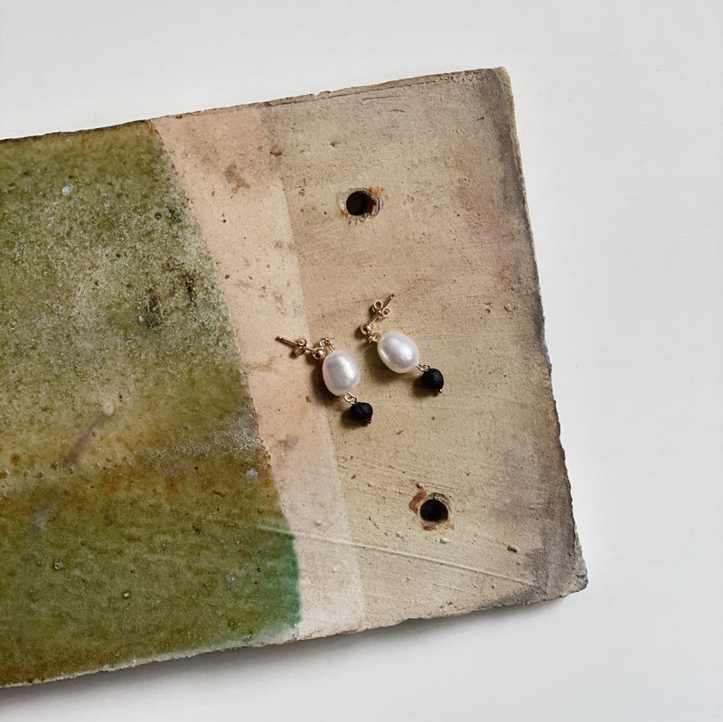 BOTANICAL EARRINGS : VIBURNUM TINUS & PEARL - ピアス