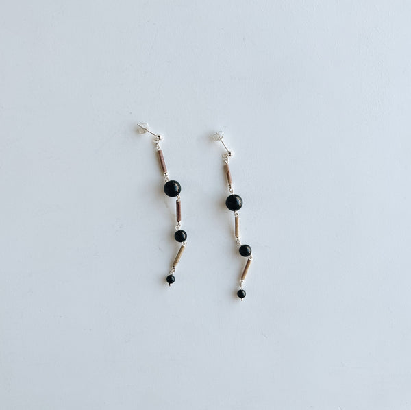 BEADS SAG DROP ONYX EARRINGS (ピアス）