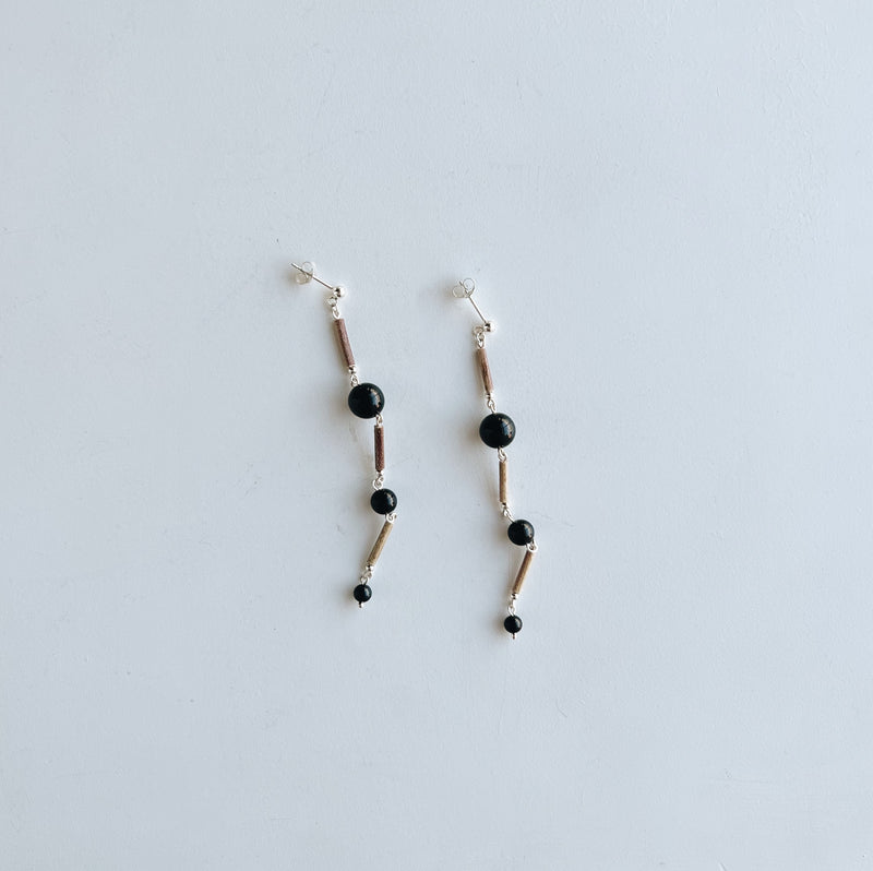 BEADS SAG DROP ONYX EARRINGS (ピアス）